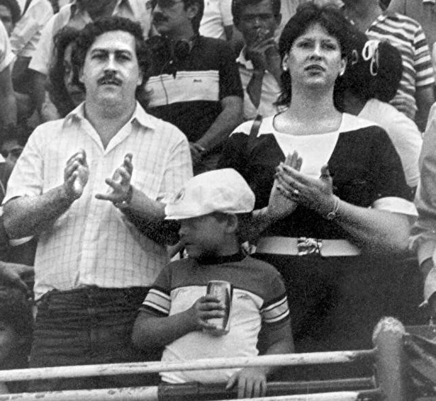 Pablo Escobar, eşi ve büyük oğlu Juan Pablo Escobar, (Yeni ismi Sebastian Marroquin)
