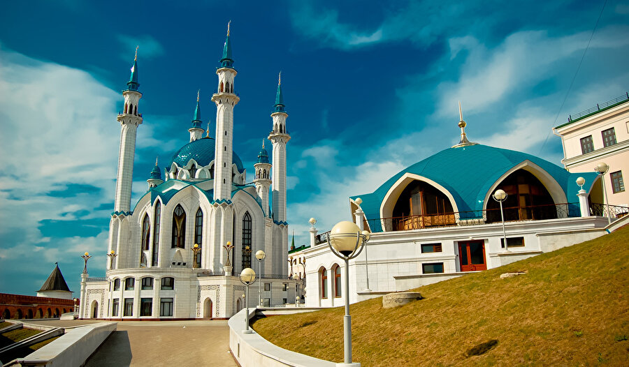 1552 yılında Rus çarı Korkunç İvan tarafından yıkılan Tataristan'daki Kul Şerif Camii Kazan şehrinin 1000. kuruluş yılı olan 2005’te tekrar bir Türk firması tarafından yeniden inşa edilip açıldı.