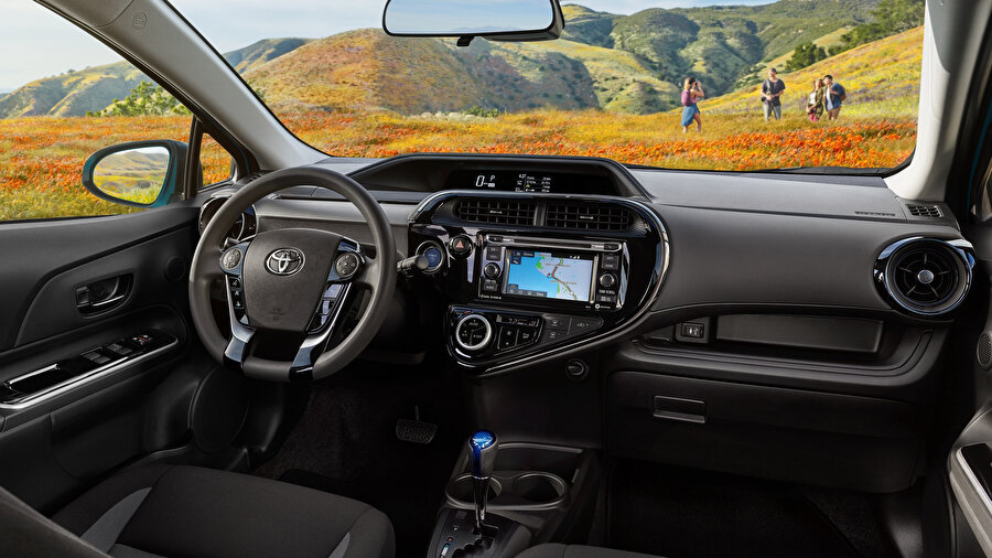 Toyota Prius'ın araç içi dizaynı da kompakt yaklaşımı görünür kılıyor. 