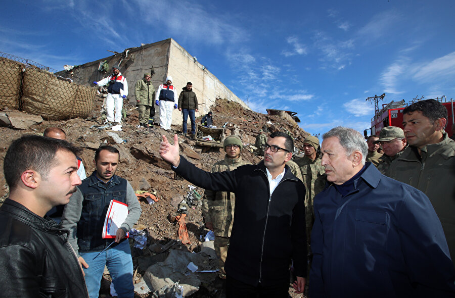 Olay inceleme ekipleri Hulusi Akar'a patlamaya ile ilgili bilgilendirme yaptı.