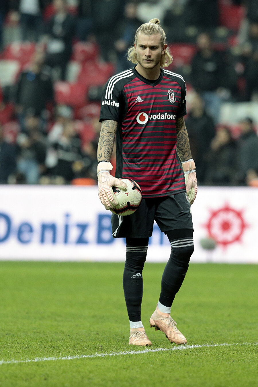 Son haftalarda yediği gollerden dolayı eleştirilerin odağında olan Loris Karius, Genk karşısında formayı Tolga Zengin'e kaptırmıştı.