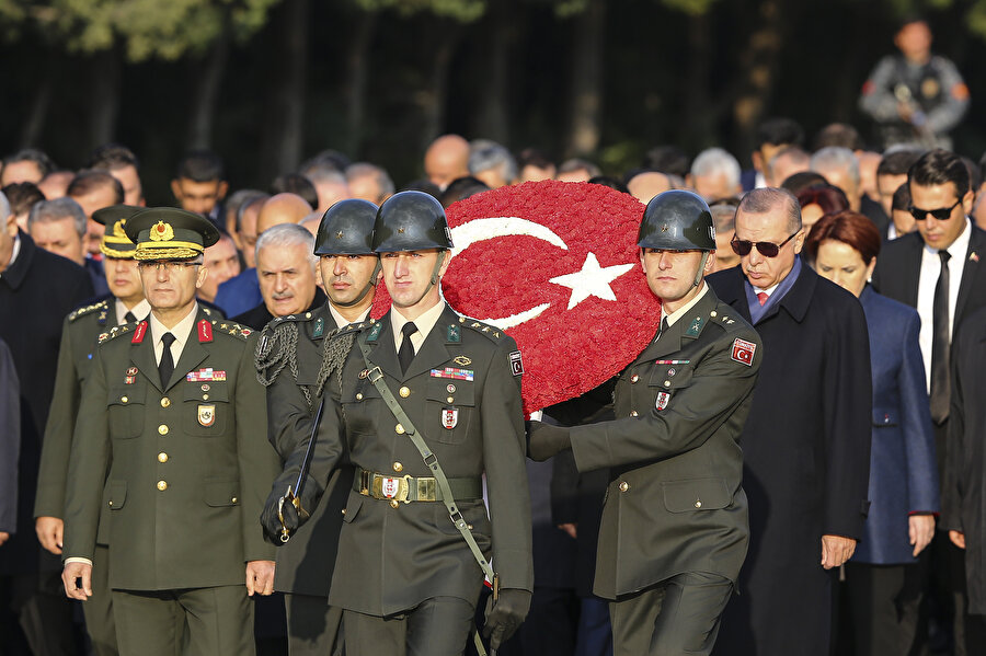 Atatürk'ün mozolesine Cumhurbaşkanı Erdoğan tarafından ay yıldız çelenk bırakıldı.