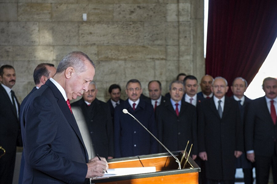 Cumhurbaşkanı Erdoğan, Anıtkabir Özel Defteri'ni imzaladı. 