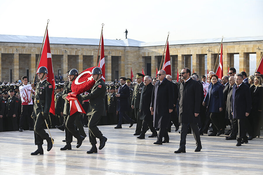 Anıtkabir'de düzenlenen anma törenine çok sayıda devlet erkanı katıldı.