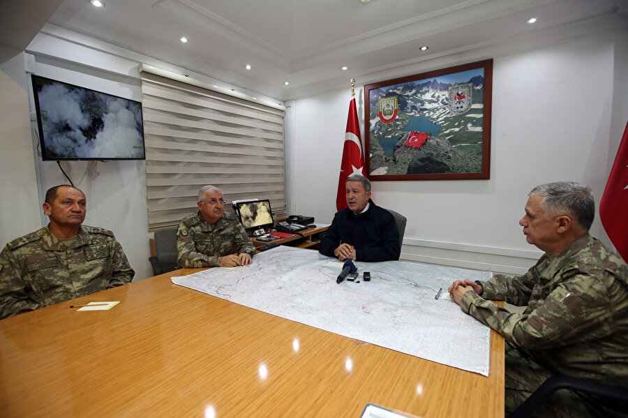 Milli Savunma Bakanı Hulusi Akar, beraberinde Genelkurmay Başkanı Orgeneral Yaşar Güler ve Kara Kuvvetleri Komutanı Orgeneral Ümit Dündar ile üs bölgesindeki patlamanın ardından Hakkari'ye geldi. 