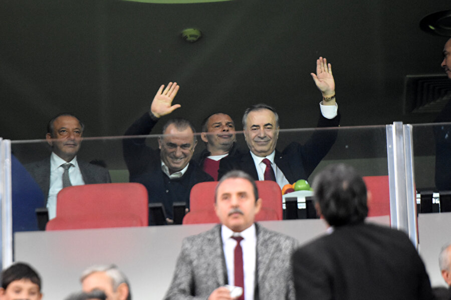 Cezalı olan Fatih Terim ve Galatasaray Başkanı Mustafa Cengiz Kayseri'de karşılaşmayı tribünden birlikte seyretti.