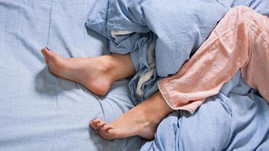 Huzursuz bacak sendromuna karşı uyurken çarşafınızın altına kalıp sabun koyun.