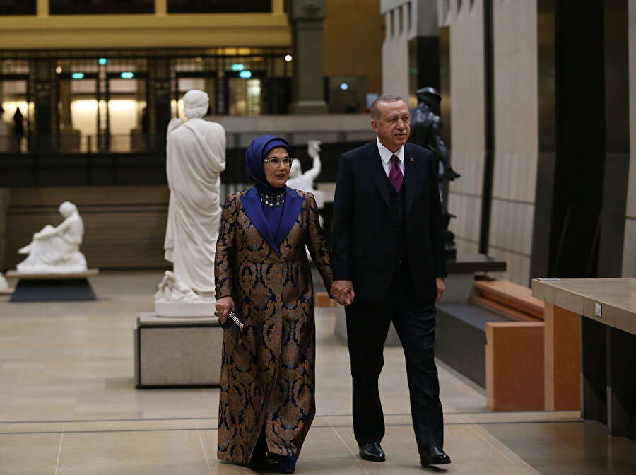 Türkiye Cumhurbaşkanı Recep Tayyip Erdoğan, eşi Emine Erdoğan ile birlikte, Fransa Cumhurbaşkanı Emmanuel Macron tarafından devlet, hükümet ve uluslararası kuruluş başkanları ile eşleri onuruna verilecek akşam yemeğine katılmak üzere başkent Paris'teki Orsay Müzesi'ne geldi.