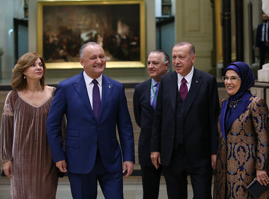  Cumhurbaşkanı Erdoğan, Fransa’da Orsay Müzesi'nde Moldova Cumhurbaşkanı Igor Dodon ile bir araya geldi. 