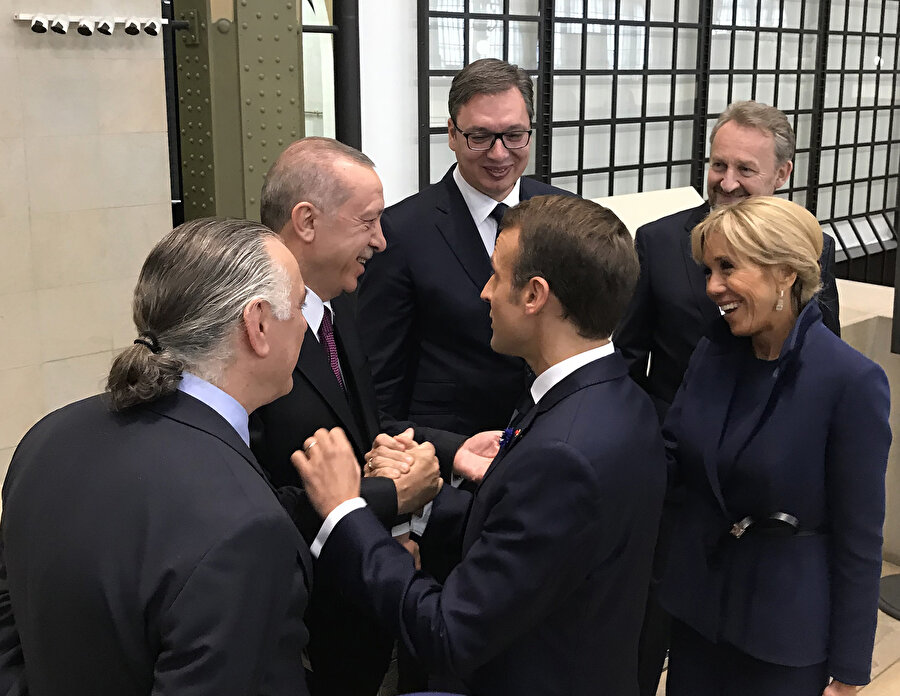 Cumhurbaşkanı Erdoğan, Fransa Cumhurbaşkanı Macron ile bir süre sohbet etti.