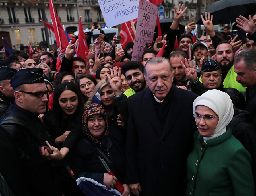 Cumhurbaşkanı Recep Tayyip Erdoğan ve eşi Emine Erdoğan, Paris'te konaklayacağı otele gelişinde kendisini bekleyen Türk vatandaşlarının sevgi gösterileriyle karşılandı. 