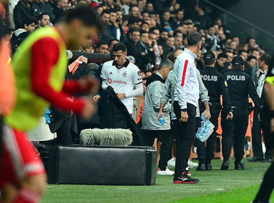 Beşiktaş'ın en önemli değerlerinden biri olarak gösterilen Oğuzhan, oyundan çıktıktan sonra da prostestolar devam edince soyunma odasına geçti.
