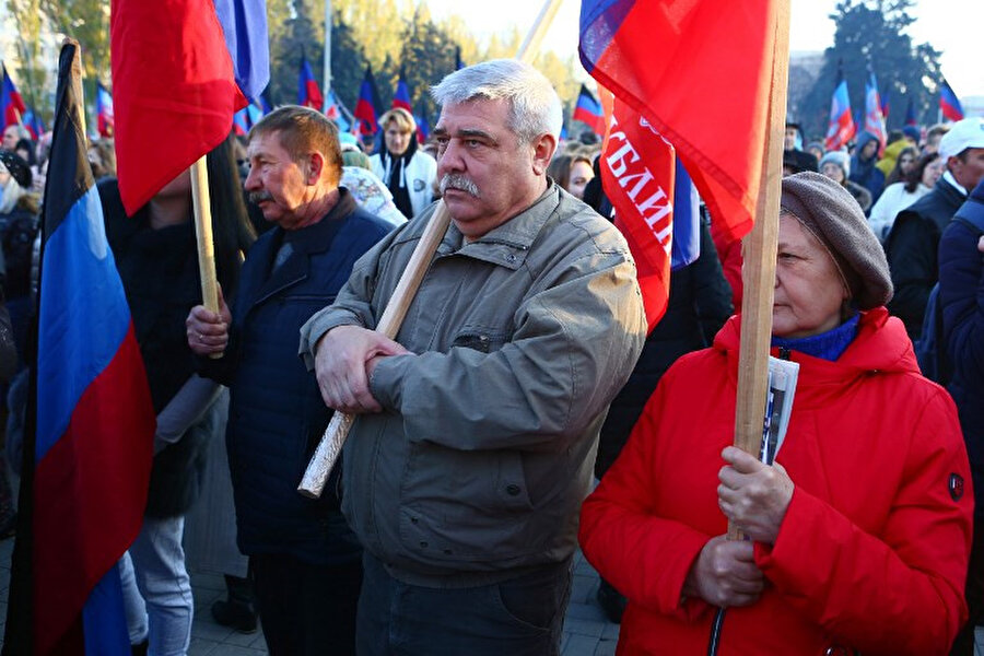 Denis Pushilin destekçileri.