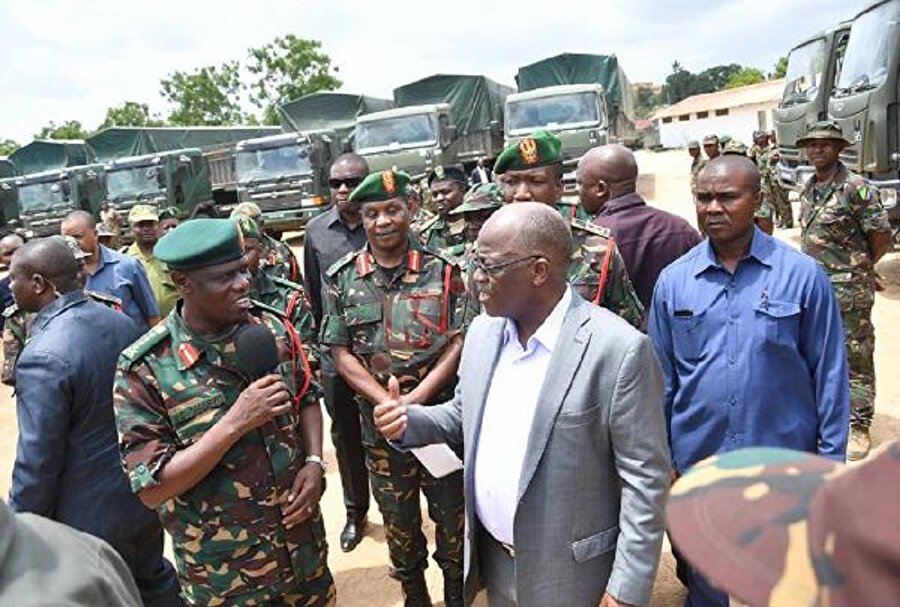 Tanzanya askerleri ürünleri toplamak için kamyonları hazırladı.