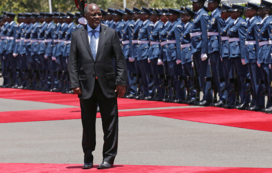  Tanzanya Cumhurbaşkanı John Magufuli askeri törende askerleri selamlıyor.