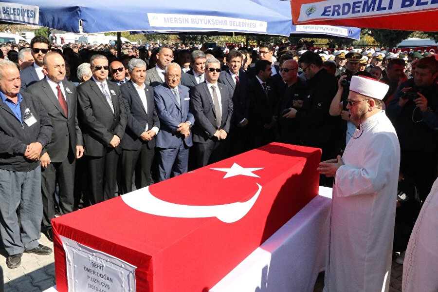 Şehit Doğan için öğle namazının ardından Esenpınar Ortaokulu bahçesinde düzenlenen cenaze törenine; Dışişleri Bakanı Mevlüt Çavuşoğlu, AK Parti Genel Başkan Yardımcısı Lütfi Elvan, Mersin Valisi Ali İhsan Su, Akdeniz Bölge ve Garnizon Komutanı Tuğamiral Önder Gürbüz, Mersin Büyükşehir Belediye Başkanı Burhanettin Kocamaz, milletvekilleri, protokol üyeleri, askeri erkan ile şehidin ailesi ve yakınları katıldı.