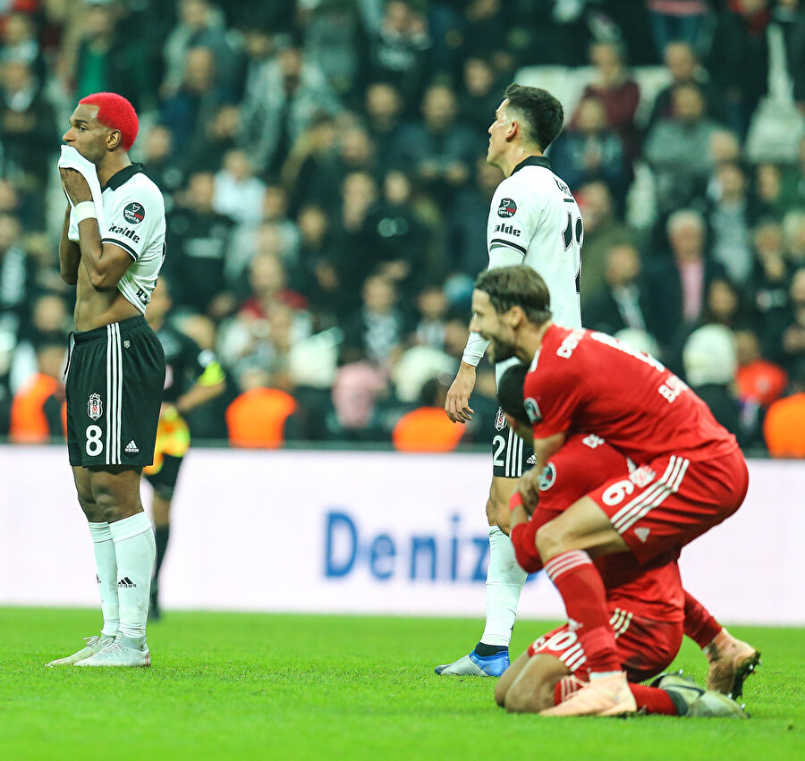 Bir yanda Sivassporlu futbolcular attıkları gole sevinirken, diğer yanda Beşiktaşlı futbolcularda üzüntü hakimdi.