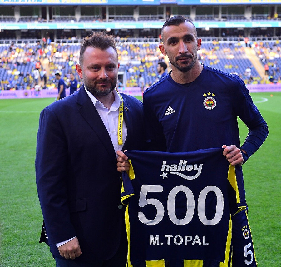Geçtiğimiz günlerde ligde 500. maçına çıkan Mehmet Topal'a bu özel gün anısına forma takdimi yapılırken.