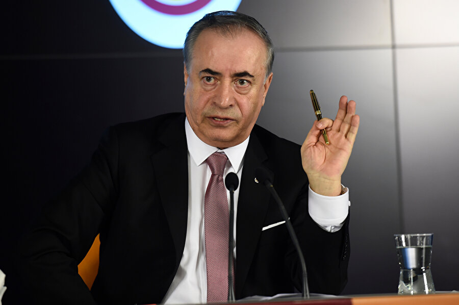 Galatasaray Başkanı Mustafa Cengiz, düzenlediği basın toplantısında açıklamalarda bulunuyor.