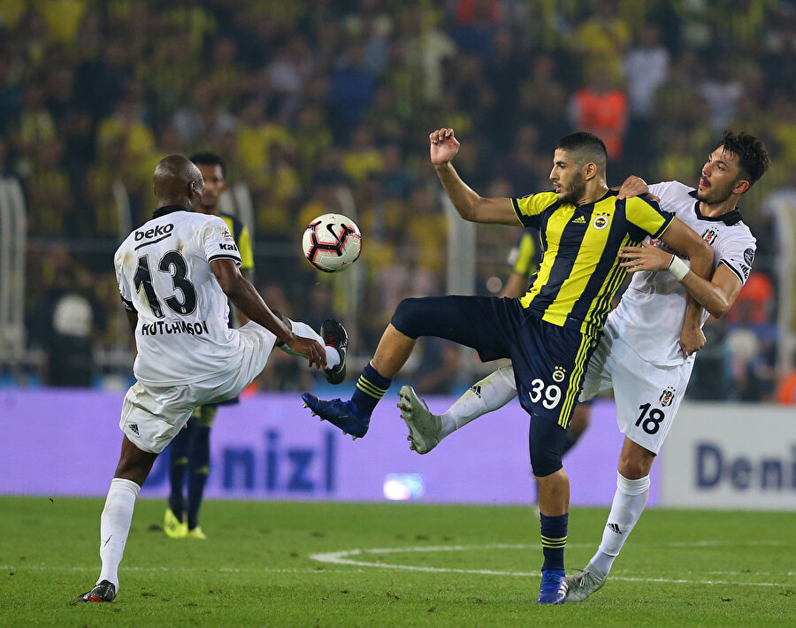 Tolgay Arslan, Fenerbahçe derbisinde Benzia'ya pres yapıyor.