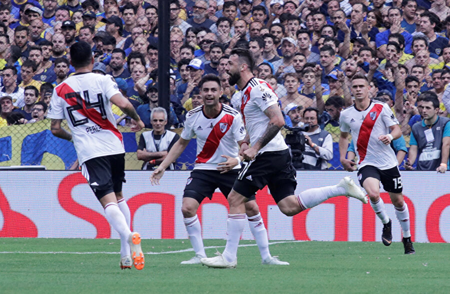 River Plate forması giyen oyuncuların gol sevinci.