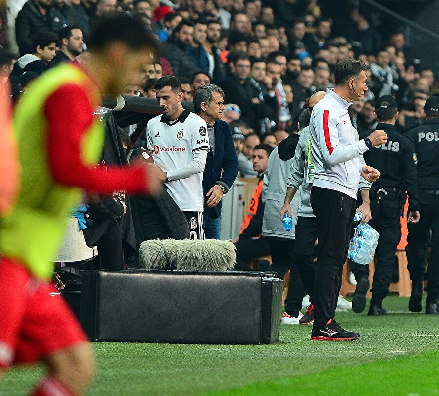 Beşiktaş'ın yediği ikinci golde hatası olan Oğuzhan Özyakup, taraftardan yoğun protesto görünce Şenol Güneş tarafından oyundan alındı.