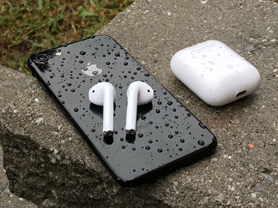 Apple’ın en iddialı ve en şık ürünleri arasında yer alan AirPods, yağmur altında da çok karizmatik! 