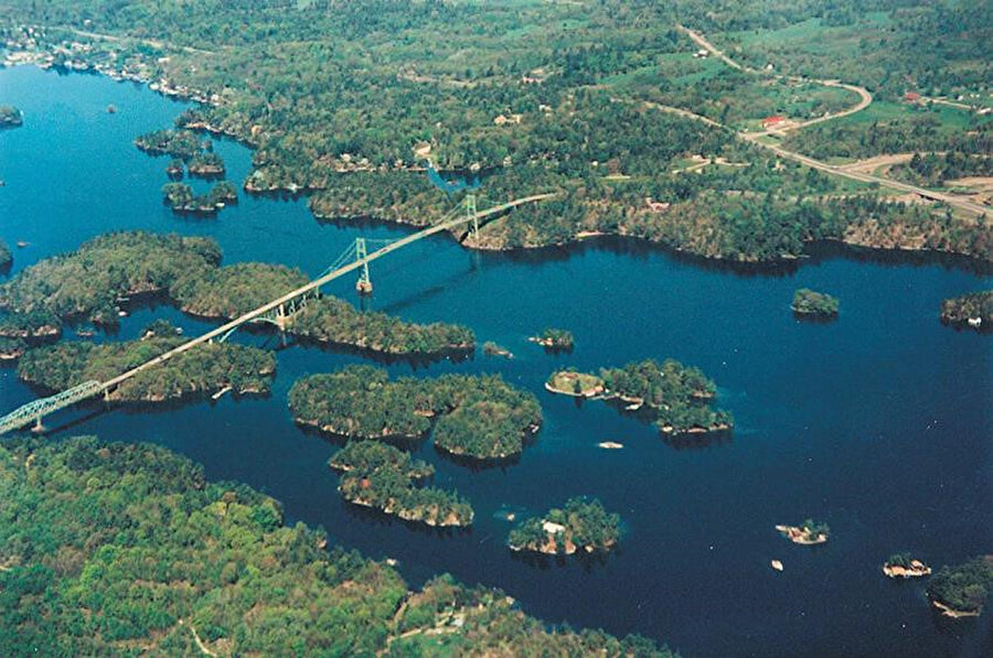 Kanada’nın Ontario Eyaleti ile Amerika’nın New York Eyaleti arasındaki sınır bölgesi boyunca yer alan Saint Lawrance Nehri üzerinde bulunan Bin Adalar.