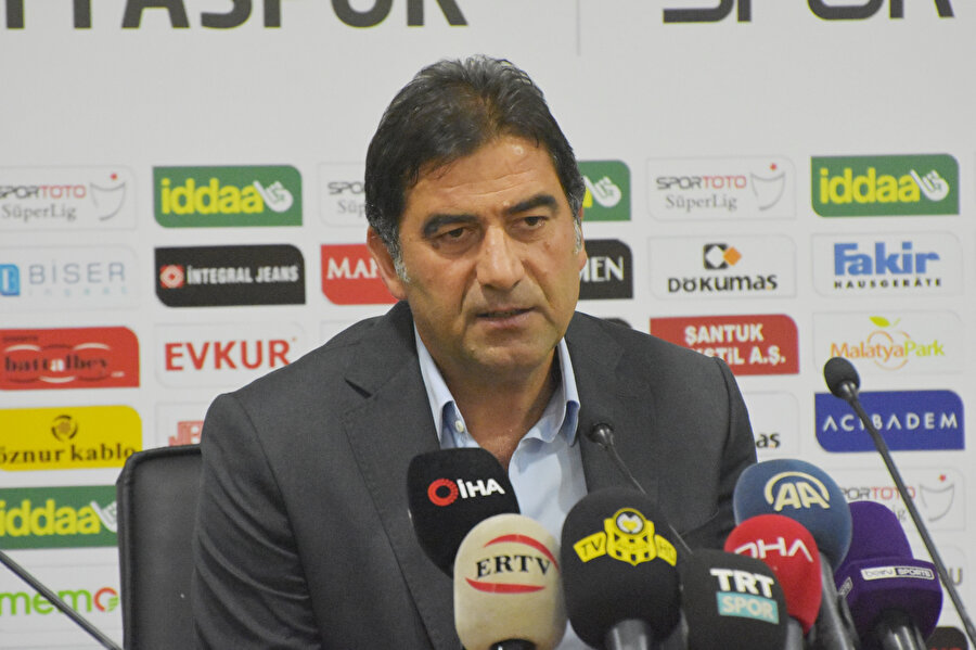 Ünal Karaman, Yeni Malatyaspor maçının ardından düzenlenen basın toplantısında soruları yanıtlıyor.
