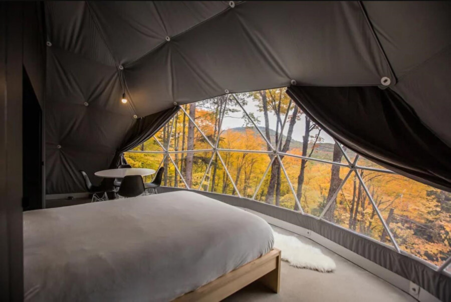 Her ne kadar minimal bir tasarım olsa da, kubbeli tasarım evlerin içerisinde büyük boy bir yatağın ve geniş bir hareket alanı bulunuyor.
