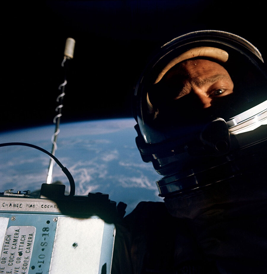 Buzz Aldrin'in 1966 yılında Uzay'da çekildiği ilk uzay selfie'si!