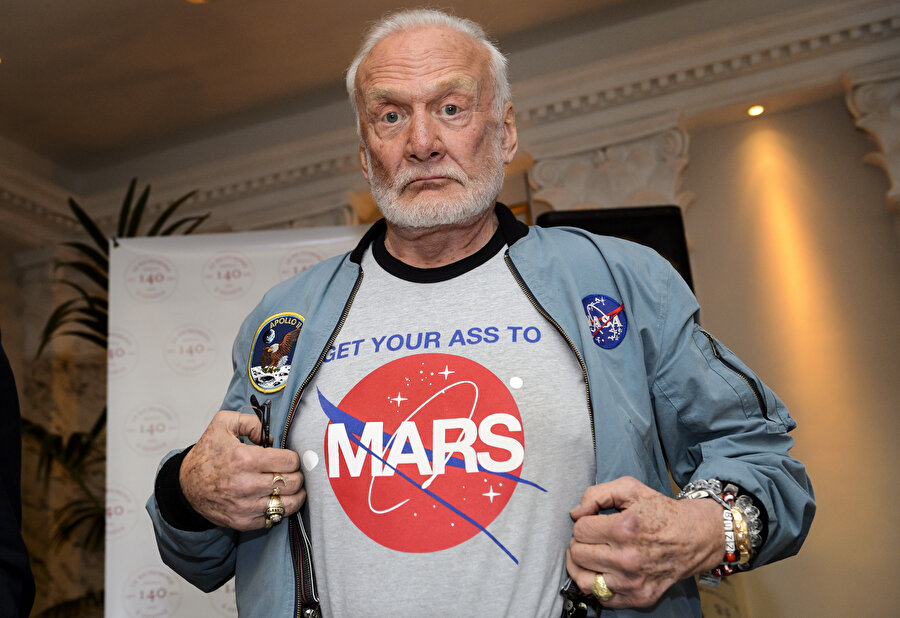 Buzz Aldrin, orijinal tarzıyla da bilim dünyasının alaka toplayan isimlerinden biri. 