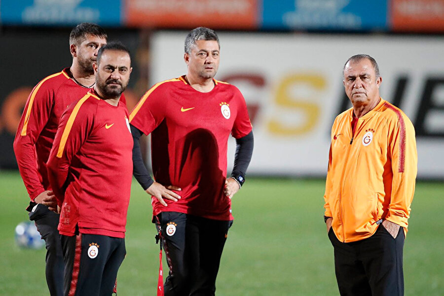 Galatasaray'da teknik heyet, Florya Metin Oktay Tesisleri'nde futbolcular antrenmanlarını sürdürürken toplantı yapıyor... 