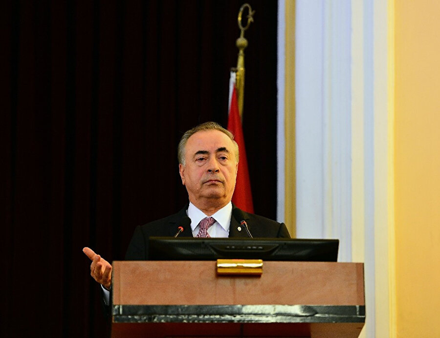 Mustafa Cengiz, kürsüde konuşma yaparken.