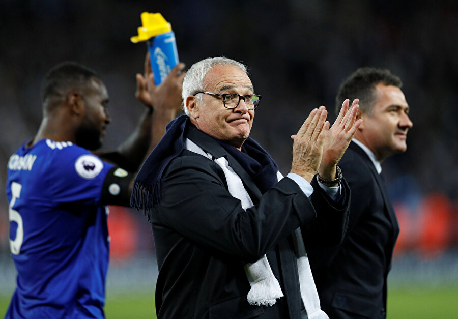 Ranieri, taraftarları alkışlarken.