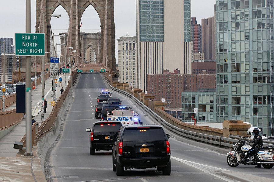 Polis ekipleri güvenlik gerekçesiyle Brooklyn Köprüsü'nü kapattı.
