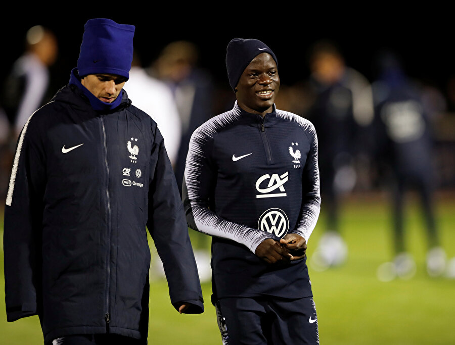 Kante, Fransa idmanında Griezmann ile sohbet ediyor.
