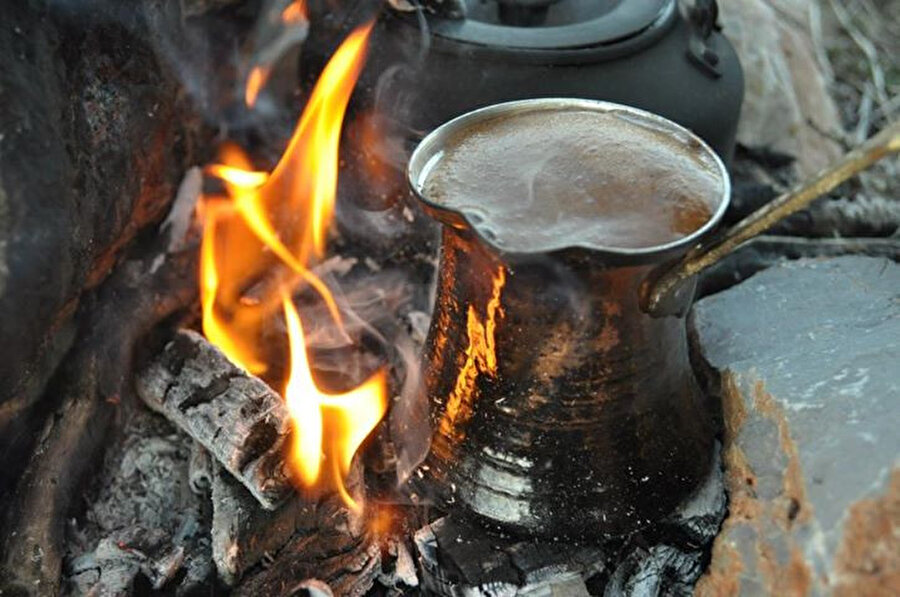 Harlı ateşte kahve yapmak ve hızlı pişmesi için ısısını artırmak kahvenizin köpüksüz ve acı olmasına sebep olabilir.