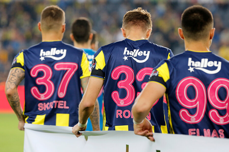 Fenerbahçeli futbolcular Kadıköy'de oynanan maça pankartlarla çıkıyor.