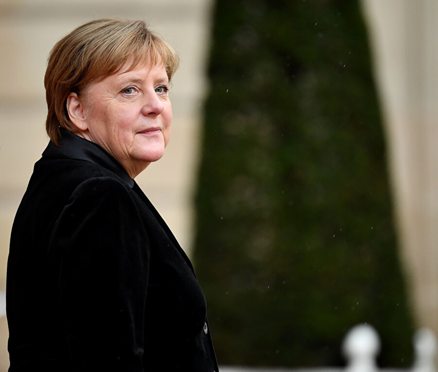 Almanya Başbakanı Angela Merkel Avrupa Parlamentosu'ndaki konuşmasında ‘İtalya'ya yardım etmeye hazır olduklarını’ ancak ‘İtalya'dan kendisinin de onayladığı kurallara bağlı kalmasını beklediklerini’ belirtmiş ve duruma kayıtsız kalamayacaklarını dile getirmişti. 