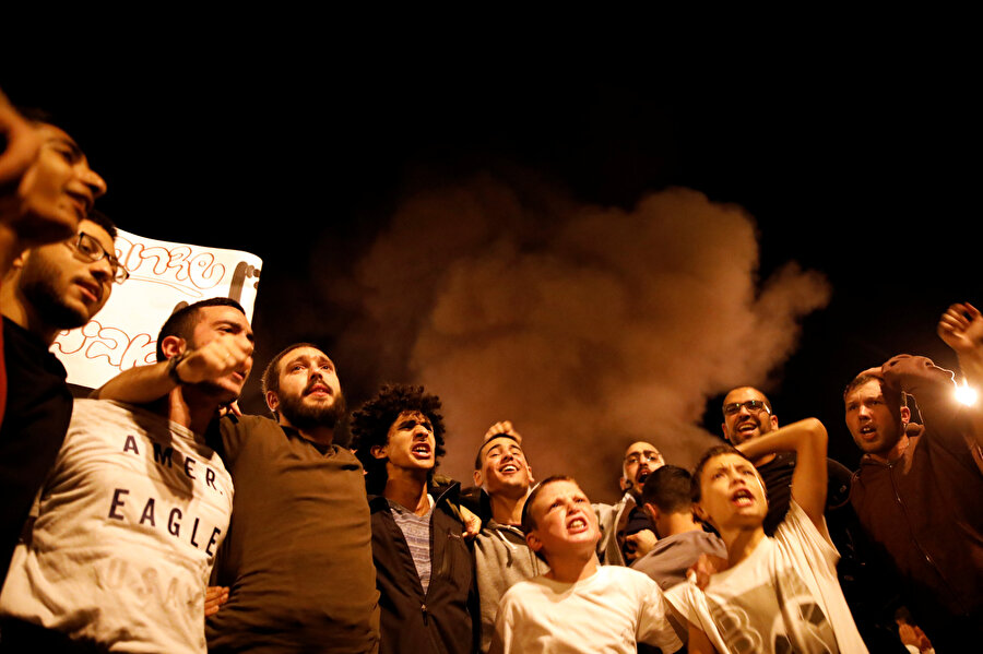 İsrail ve Gazze arasında yapılan ateşkesin duyurulmasının ardından, Güney İsrailliler devletlerinin verdiği kararı eleştirmek adına protesto gösterileri düzenledi.