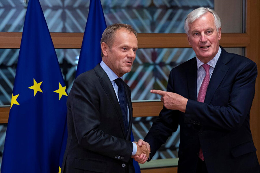 AB Brexit Başmüzakerecisi Michel Barnier (sağda) AB Konseyi Başkanı Donald Tusk (solda)
