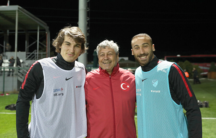 Milli futbolcularımız Çağlar Söyüncü ve Cenk Tosun idmanda Lucescu ile birlikte poz veriyor.