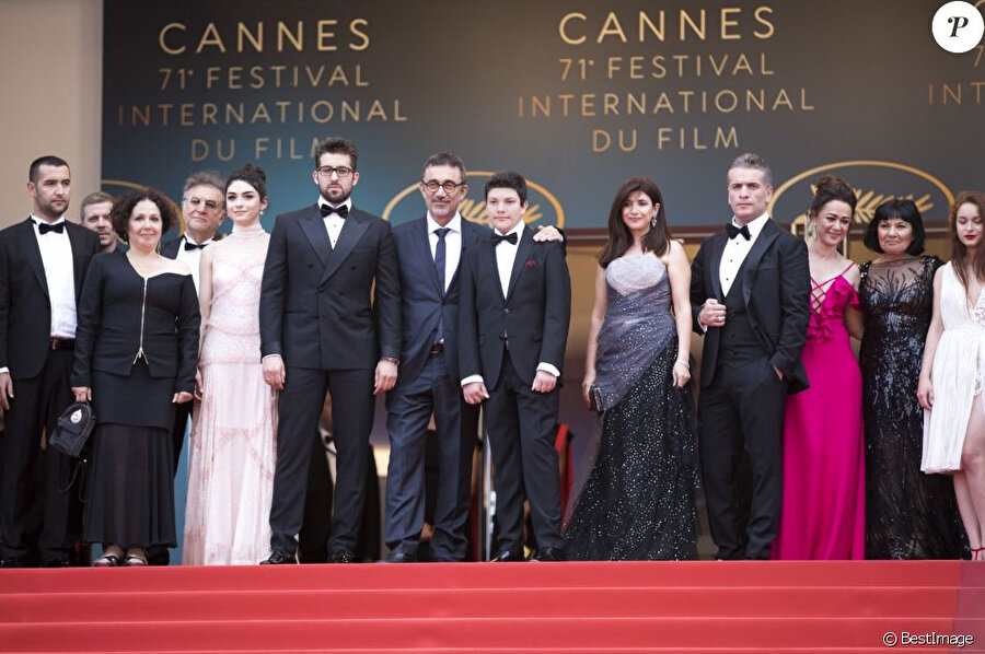 Cannes Film Festivali'nde boy gösteren başarılı oyuncu Demirkol, fotoğraf çekimi esnasında yer kapma söylemleri yüzünden ülkemizde tartışmalara yol açmıştı.