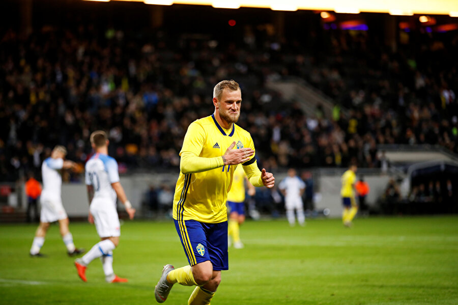 John Guidetti milli takım formasıyla attığı golün ardından tribünlere koşuyor.