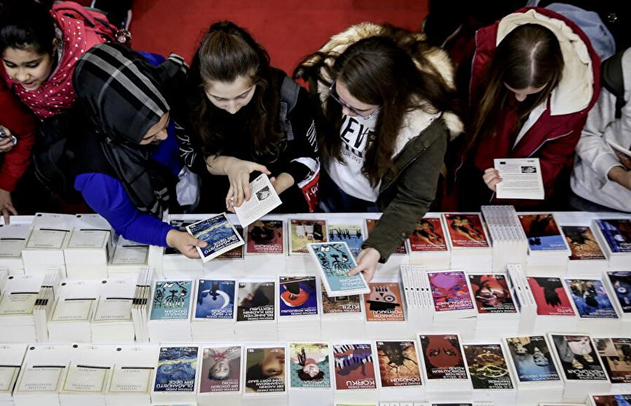 Yurt içi ve dışından 800 yayınevi ve sivil toplum kuruluşunun katıldığı fuar, 18 Kasım'da sona erecek.