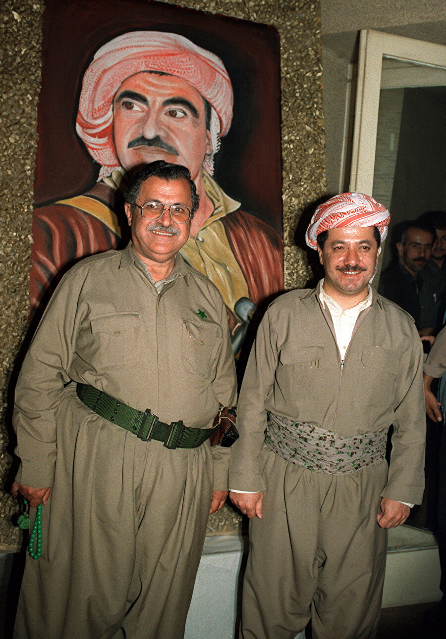 Kürdistan Yurtseverler Birliği başkanı Celal Talabani ve Kürdistan Demokratik Partisi başkanı Mesut Barzani 22 Mayıs 1992'de Molla Mustafa Barzani'nin portresi önünde.