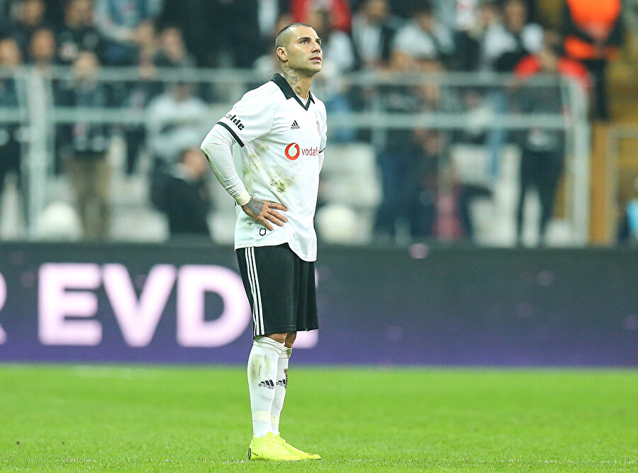 Beşiktaş forması giyen Ricardo Quaresma, Sivasspor karşısında alınan mağlubiyetin ardından düşünceli şekilde skorborda bakıyor.
