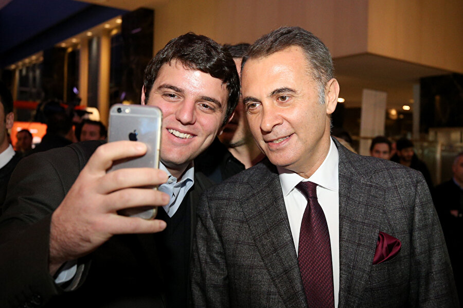 Beşiktaş başkanı Fikret Orman, siyah beyazlı bir taraftarın selfie isteğini kırmıyor.