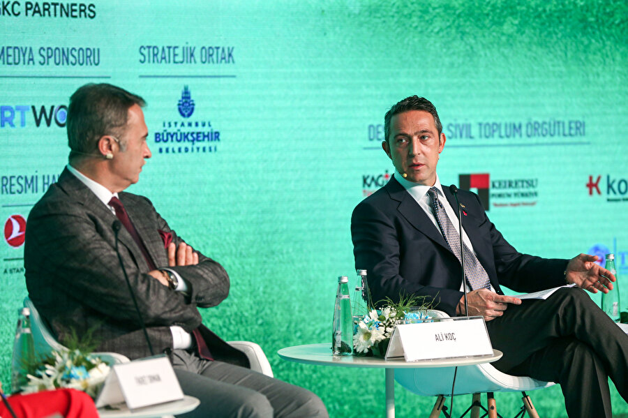 Beşiktaş Başkanı Fikret Orman, Ali Koç'un da katılım gösterdiği sempozyumda açıklamalarda bulunuyor.